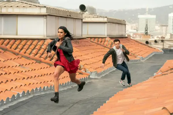 Tom Holland como Nathan Drake y Sophia Taylor Ali como Chloe en Uncharted