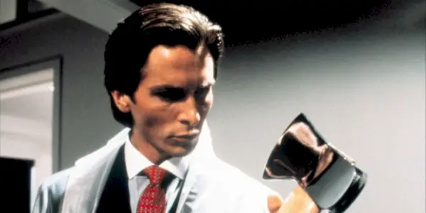 Patrick Bateman (Christian Bale) con un'ascia in American Psycho