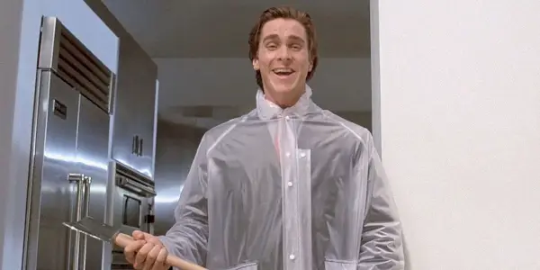 Patrick Bateman (Christian Bale) con un'ascia in American Psycho