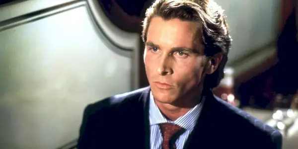 Patrick Bateman (Christian Bale) in American Psycho indossa un completo