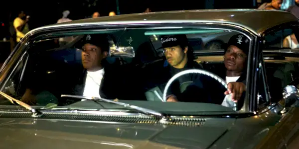 NWA-medlemmer sitter i en bil i Straight Outta Compton