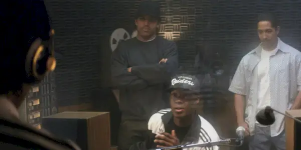 Medlemmer av NWA i innspillingsstudioet i Straight Outta Compton