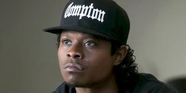 Et nærbilde av Eazy-E i Straight Outta Compton