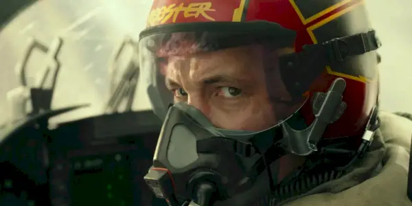 Il gallo guarda indietro nella cabina di pilotaggio in Top Gun: Maverick