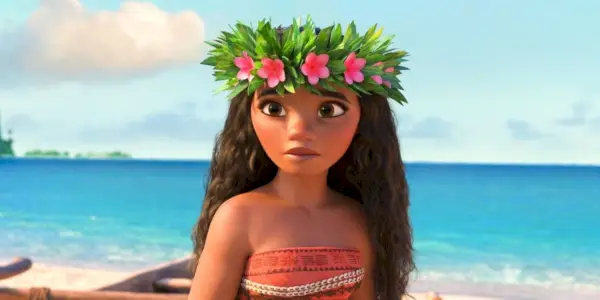 Moana z kwiatową koroną na plaży w filmie animowanym Moana