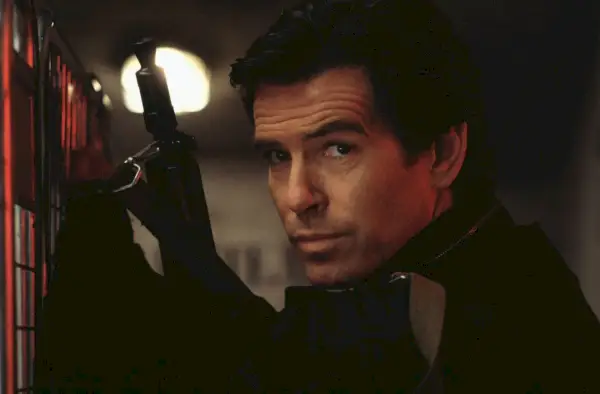 pierce brosnan v Goldeneye 1995