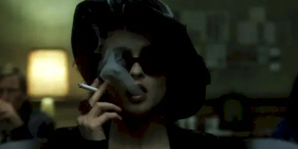 Helena Bonham Carter como Marla fumando um cigarro em Clube da Luta