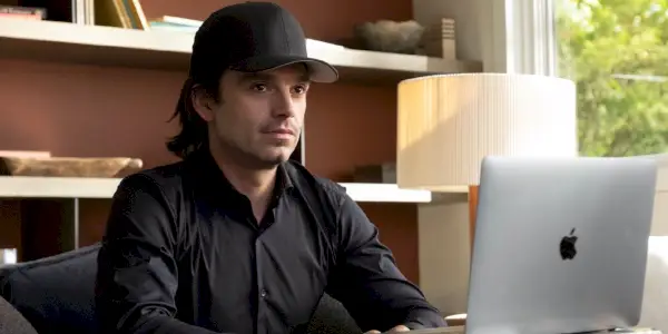 Sebastian Stan sitzt in Dumb Money hinter einem Computer