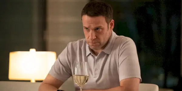 Seth Rogen trinkt Wein in Dumb Money