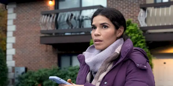 America Ferrera schaut in Dumb Money auf ihr Handy