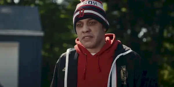 Pete Davidson sieht in Dumb Money verärgert aus