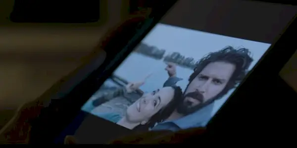Une photo de Jessica (Jules Willcox) et de son mari Eric (Jonathan Rosenthal) dans Alone