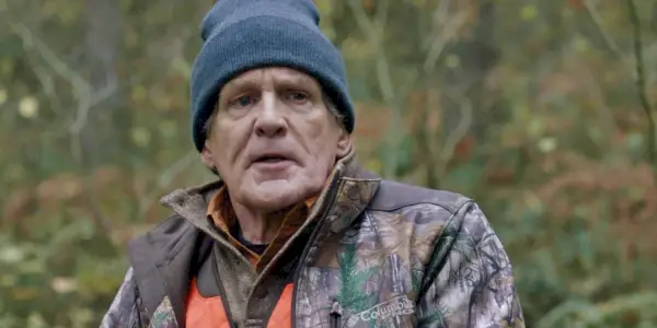 Anthony Heald dans le rôle de Robert debout dans les bois dans Alone (2020)