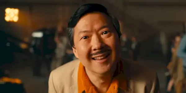 Lenny (Ken Jeong) sorri para a câmera em Fool