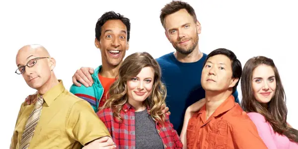 Uma imagem promocional do elenco da 6ª temporada de Community em frente a um fundo branco