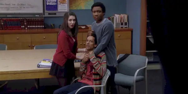 Abed sendo consolado por Annie e Troy enquanto os relógios são trocados na Comunidade