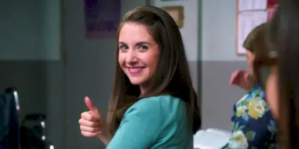 Alison Brie como Annie sorrindo e fazendo sinal de positivo em Community