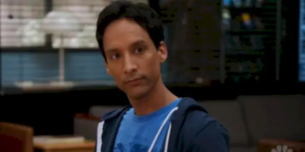 Abed Nadir parece sério na comunidade