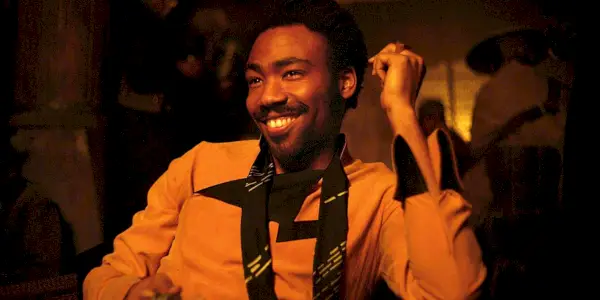 Donald Glover sorrindo como Lando Calrissian em Solo A Star Wars Story