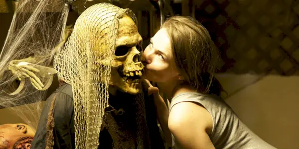 Um esqueleto e uma mulher na Hell House LLC