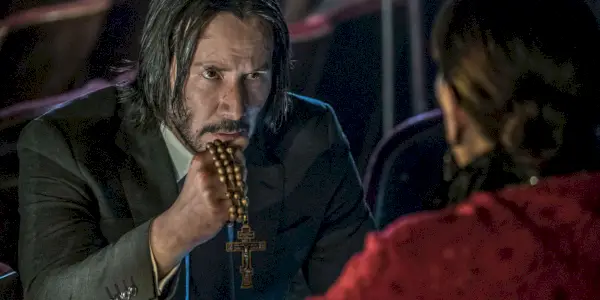 『ジョン・ウィック』第3章「パラベラム」で十字架を持つジョン・ウィック