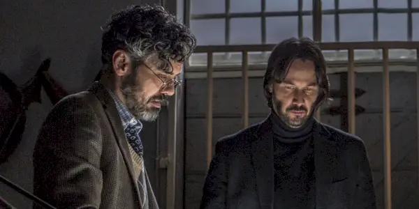 『ジョン・ウィック』チャプター2でジョンとともに地図製作者を演じるシモーネ・スピナッツェ。