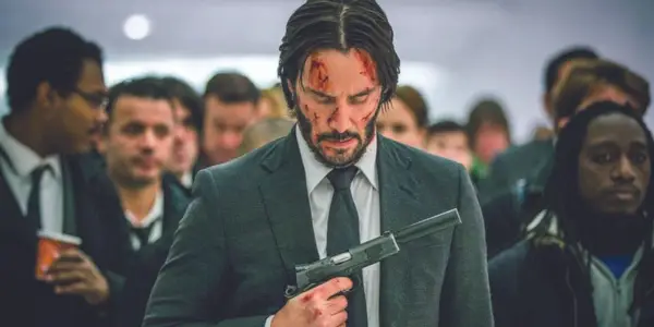 ジョン・ウィック第3章パラベラムで、ジョン・ウィックは群衆の中で消音器付きのピストルを使用します。