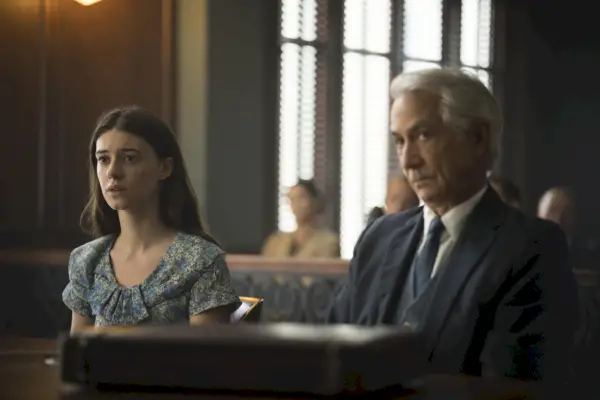 Daisy Edgar Jones David Strathairn dans Là où chantent les crawdads