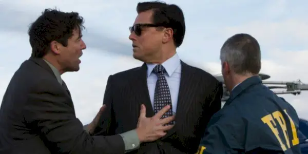Kyle Chandler a Leonardo DiCaprio v scéne zatknutia vo filme Vlk z Wall Street