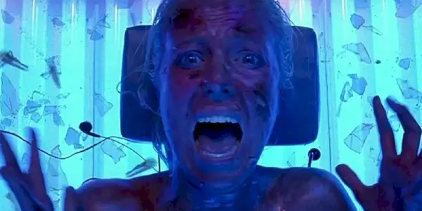 Final Destination 3 태닝 베드 장면