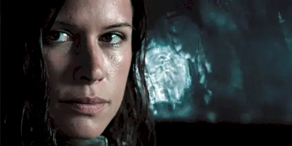 Rhona Mitra na promo obrázku