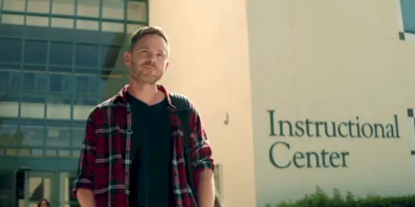 Shawn Ashmore w Aftermath wyglądający poza ekranem