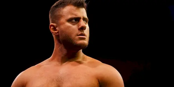 Le lutteur Maxwell Jacob Friedman a l'air en colère sur le ring