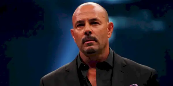 Le lutteur Chavo Guerrero Jr. a l'air sérieux avec un costume