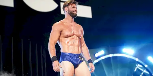 Le lutteur Brad Pierce debout à l'entrée du ring avec des projecteurs