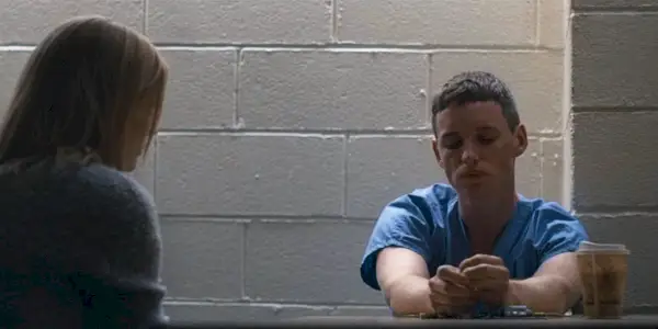 Eddie Redmayne jako Charles Cullen i Jessica Chastain jako Amy Loughren w filmie Charlie