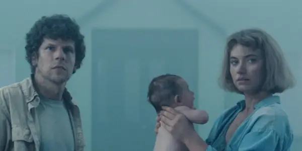 Tom og Gemma holder babyen i Vivarium