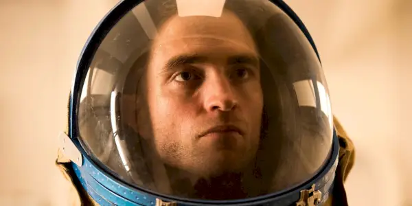 Monte sitter i romhjelmen med et strengt ansikt i High Life.