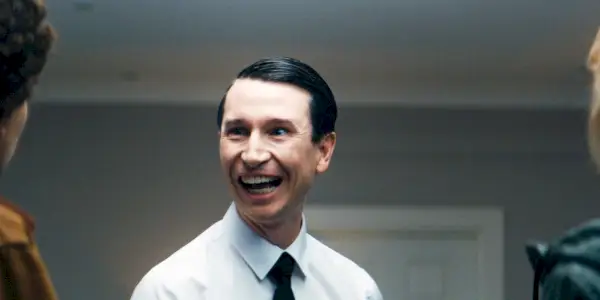 Jonathan Aris som Alien Martin i Vivarium smiler
