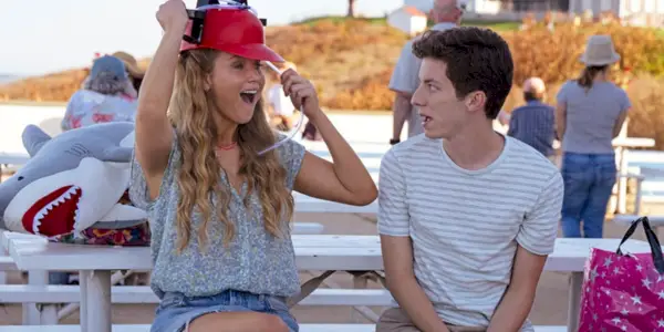 Jennifer Lawrence a Andrew Barth Feldman na bejzbalovom zápase v No Hard Feelings