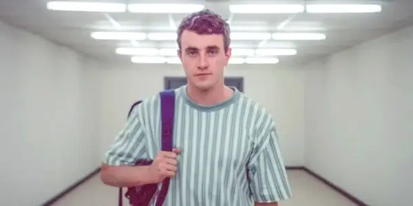 Calum steht am Ende von Aftersun in einem hell erleuchteten Flur
