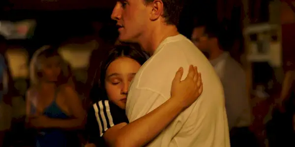Paul Mescal als Calum und Frankie Corio als Sophie tanzen und umarmen sich in Aftersun