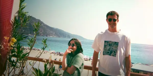 Sophie und Calum posieren für ein Foto vor dem Meer in Aftersun