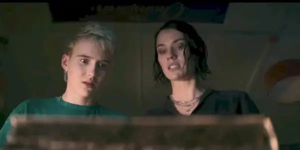 Beth e Danny guardano il Necronomicon dal basso in Evil Dead Rise