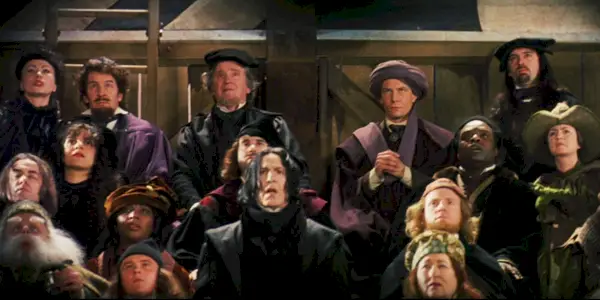 Alan Rickman como Severus Snape en un partido de Quidditch en Harry Potter y la piedra filosofal