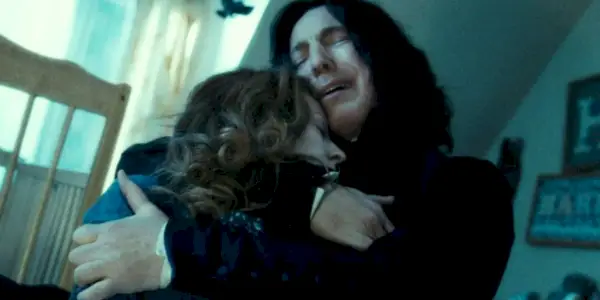 Snape sosteniendo a Lily
