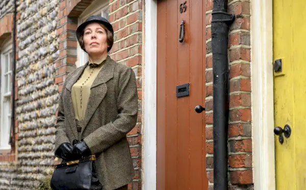 olivia colman, zlá písmenka