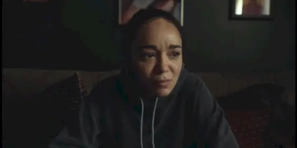 Cheryl sembra stanca in The Strays.