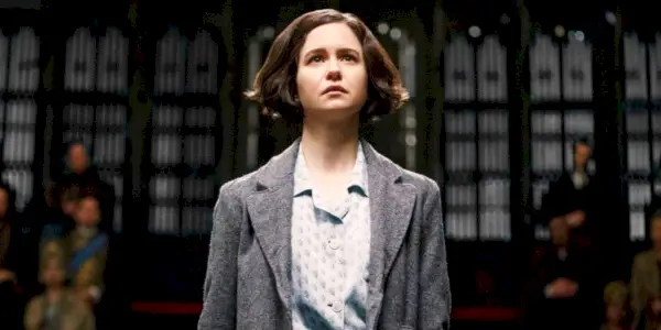Tina Goldstein a l'air inquiète dans Les Animaux Fantastiques : Les Crimes de Grindelwald