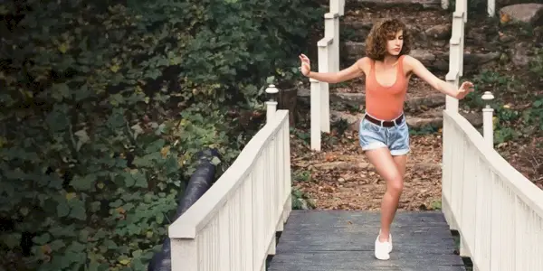 Jennifer Gray como Bebé en un puente en Dirty Dancing